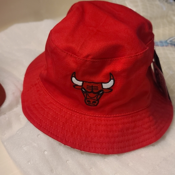 Reversible Chicago Bulls Bucket Hat - Picture 4 of 13